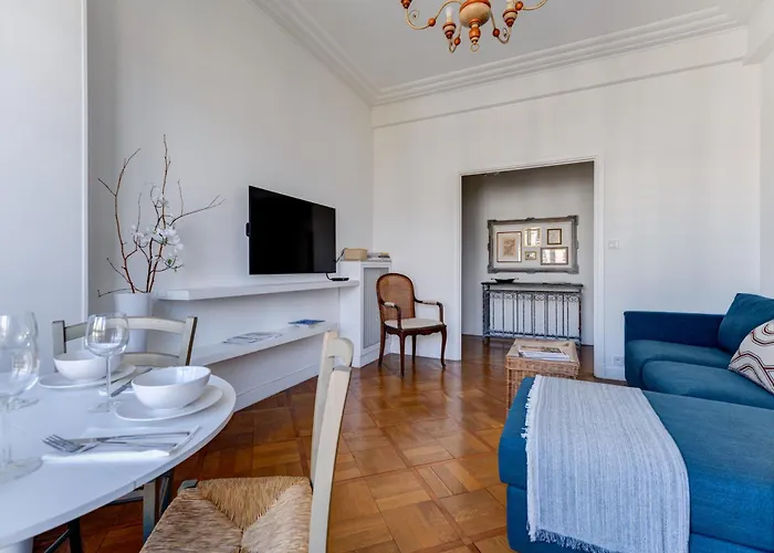 Elegant Condo With Balconies In The Heart Of Nice